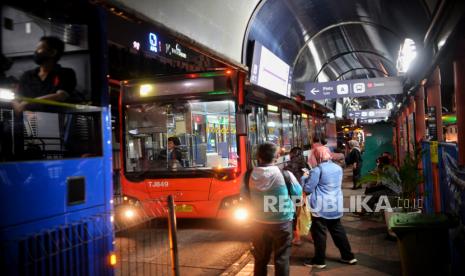 Penumpang menunggu bus transjakarta di Terminal Blok M, Jakarta. PT Transportasi Jakarta (Transjakarta) menegaskan waktu tempuh menaiki transportasi umum lebih terjamin daripada mengendarai kendaraan pribadi pada jam sibuk khususnya bagi warga Ibu Kota.