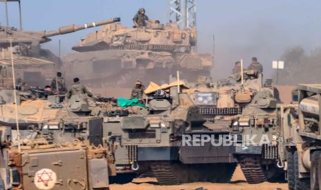  Israeli soldiers prepare for the scenario of ground maneuvers at an undisclosed location near the border with Gaza, in Israel, 23 October 2023. More than 4,500 Palestinians and 1,400 Israelis have been killed, according to the Israel Defense Forces (IDF) and the Palestinian health authority, since Hamas militants launched an attack against Israel from the Gaza Strip on 07 October.  