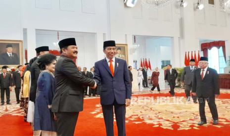 Presiden Jokowi saat melantik Hadi Tjahjanto sebagai Menko Polhukam dan melantik Agus Harimurti Yudhoyono sebagai Menteri ATR/Kepala BPN  di Istana Negara, Jakarta, Rabu (21/2/2024).