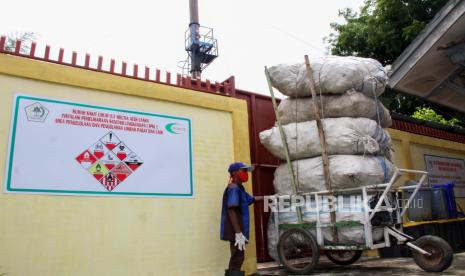 Petugas membawa limbah padat domestik yang telah dilakukan pemilahan dari gudang penyimpanan, pembakaran limbah dan Instalasi Pengolahan Air Limbah (Ilustrasi)