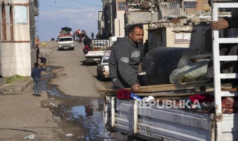 Warga Palestina melarikan diri dari serangan darat Israel di Jalur Gaza tengah, menuju ke selatan melalui Deir al BalahJumat, (5/1/2024).