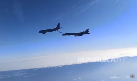 Pemerintah Rusia mengatakan mereka telah mengerahkan dua jet tempur Sukhoi Su-27 untuk mencegat pesawat pembom strategis B-1B milik Amerika Serikat (AS) memasuki wilayah udara Rusia ketika terbang di atas Laut Baltik. 