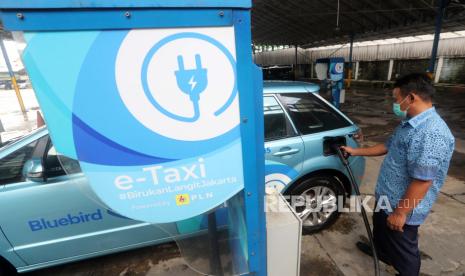 Pengemudi Taksi Bluebird Indonesia mengisi mobil listrik di garasi Bluebird di Jakarta. ilustrasi