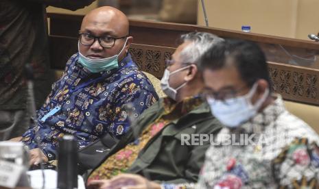 Pelaksana tugas Ketua KPU RI Ilham Saputra (kiri)