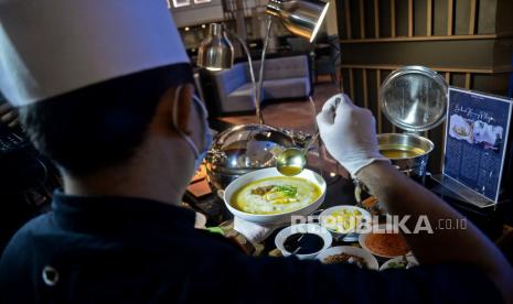 Chef menyiapkan Bubur Kuning Pekojan ketika waktu berbuka puasa di Malaka Restaurant, Mercure Jakarta Batavia, Senin (4/4/2022). Ramadhan kali ini, Mercure Jakarta Batavia dibawah payung program Accor Ramadan Wonderful Indonesia mengangkat salah satu destinasi wisata Kota Tua Pekojan. Kawasan Pekojan merupakan sebuah perkampungan di Kecamatan Tambora, Jakarta Barat dikenal sebagai Kampung Arab.