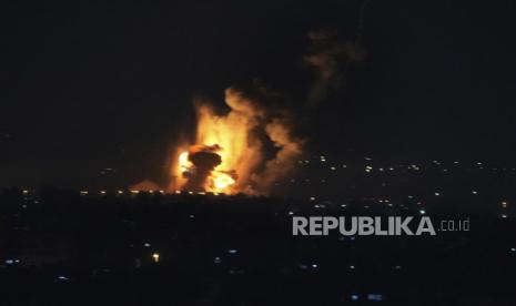  Asap dan api mengepul dari ledakan yang disebabkan oleh serangan udara Israel di Kota Gaza, Jumat dini hari (7/4//2023). Militer Israel menyerang sasaran di Jalur Gaza Jumat pagi, mendorong wilayah itu lebih dekat ke arah kebakaran yang lebih luas setelah seharian tembakan roket di sepanjang perbatasan utara dan selatan negara itu setelah dua hari kerusuhan di tempat suci paling sensitif di Yerusalem.