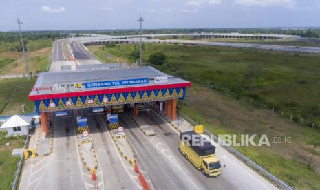 Sejumlah kendaraan melintas di gerbang Tol Kramasan di Desa Ibul Besar III, Pemulutan, Ogan Ilir (OI), Sumatera Selatan, Rabu (8/9/2021).  Pembangunan JTTS Ruas Palembang-Betung saat ini telah mencapai 18 persen sedangkan ruas Kayu Agung-Palembang telah beroperasi dan diresmikan oleh Presiden Joko Widodo pada bulan Januari 2021 yang lalu.  