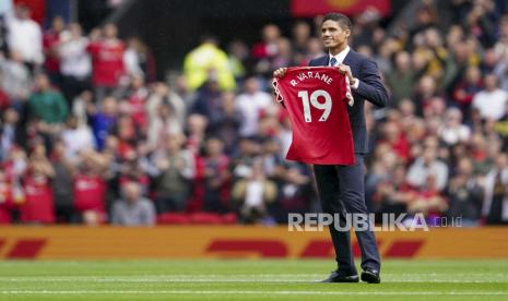  Raphael Varane menunjukkan kausnya kepada para penggemar setelah menandatangani kontrak dengan Manchester United menjelang pertandingan sepak bola Liga Premier Inggris antara Manchester United dan Leeds United di Old Trafford di Manchester, Inggris, Sabtu, 14 Agustus 2021.