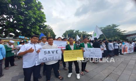 Massa melakukan aksi mengecam insiden pembakaran Alquran di Swedia, di Taman Kota Tasikmalaya, Jumat (27/1/2023). 