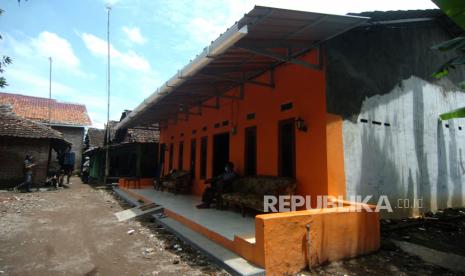 Salah satu keluarga penyintas COVID-19 B117 duduk di teras rumah di Desa Kubangjati, Brebes, Jawa Tengah, Jumat (5/3/2021). Seorang Tenaga Kerja Indonesia (TKI) warga Desa Kubangjati yang sempat terkonfirmasi positif COVID-19 B117 sepulang dari Arab Saudi tiga pekan lalu itu melakukan isolasi mandiri bersama tujuh anggota keluarga.