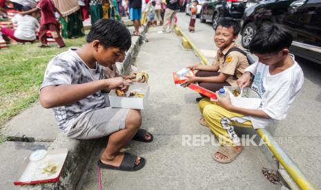 Warga menyantap makanan saat kunjungan Wakil Presiden terpilih Gibran Rakabuming Raka. Pemkot Semarang akan menguji program makan siang gratis.