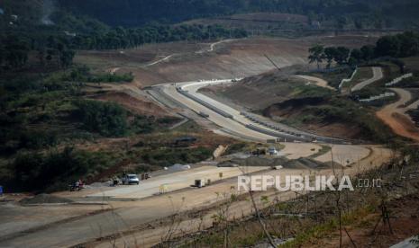 Pekerja mengoperasikan alat berat untuk menyelesaikan proyek Jalan Tol Cileunyi-Sumedang-Dawuan (Cisumdawu) di Jatinangor, Kabupateng Sumedang, Jawa Barat, Sabtu (12/9/2020). Menteri Pekerjaan Umum dan Perumahan Rakyat (PUPR) Basuki Hadimuljono menyatakan, hingga akhir 2020 proyek jalan tol yang ada di Indonesia dapat mendatangkan investasi hingga Rp.100 triliun.