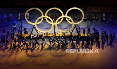 Penari tampil dalam pembukaan Olimpiade Tokyo 2020 di Stadion Nasional, Tokyo, Jepang, Jumat (23/7/2021). 