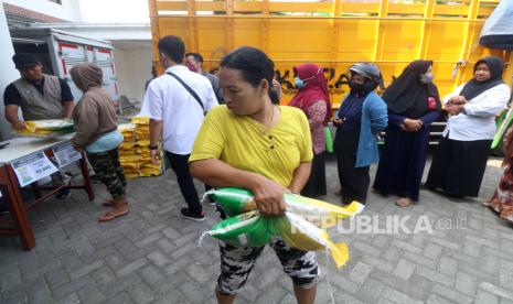 Warga antre membeli beras program Stabilisasi Pasokan dan Harga Pangan (SPHP) seharga Rp52 ribu per kemasan lima kilogram saat Gerakan Pangan Murah di Kelurahan Bangsal, Kota Kediri, Jawa Timur, Senin (23/10/2023). Badan Pangan Nasional bersama Perum Bulog melaksanakan pengadaan, pengelolaan, dan penyaluran beras murah sebanyak 24 ton di Kota Kediri selama tiga hari sebagai upaya membantu masyarakat mendapatkan kebutuhan beras terjangkau dan berkualitas. 