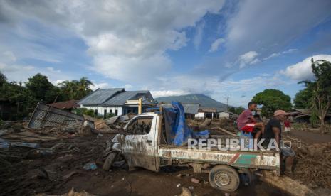 Sejumlah warga duduk di atas mobil yang rusak akibat banjir bandang di Adonara Timur, Kabupaten Flores Timur, Nusa Tenggara Timur. Palang Merah Indonesia (PMI) Kota Solo mengirimkan tenaga medis ke lokasi bencana banjir di Nusa Tenggara Timur (NTT), Rabu (7/4) pagi. Sebanyak tiga tenaga medis dikirim untuk membantu penanganan kesehatan pascabencana banjir tersebut.