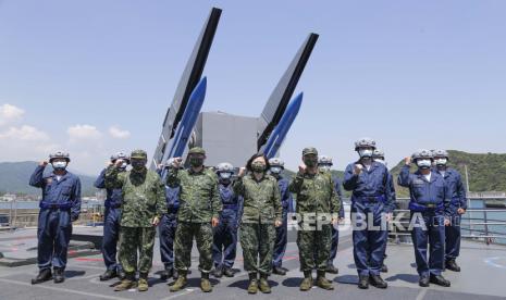 Dalam foto yang dirilis oleh Kantor Kepresidenan Taiwan ini, Presiden Taiwan Tsai Ing-wen, tengah, berfoto bersama personel angkatan laut Taiwan selama inspeksi latihan tahunan Han Kuang Taiwan di Taiwan pada Selasa, 26 Juli 2022. Ibu kota Taiwan, Taipei, menggelar latihan pertahanan sipil pada hari Senin dan Tsai pada hari Selasa menghadiri latihan militer tahunan Han Kuang, meskipun tidak ada hubungan langsung dengan ketegangan atas kemungkinan kunjungan Pelosi.