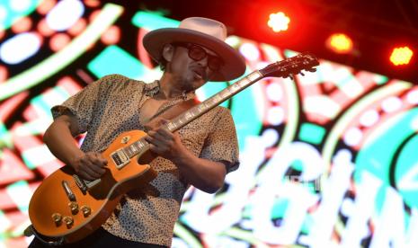 Vokalis sekaligus gitaris kelompok musik Gugun Blues Shelter Gugun beraksi saat tampil dalam Jelajahin Livin Sanur Fest di Denpasar, Bali, Ahad (29/5/2022). Gugun Blues Shelter membawakan sejumlah lagu seperti Soul on Fire, Jingga dan Give Your Love. 