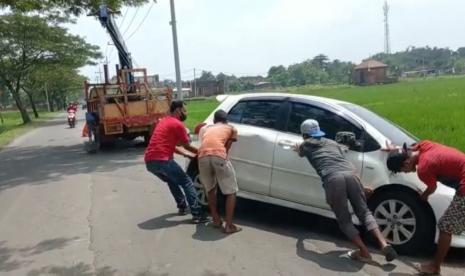 Mobil Dirusak, Anggota Pemuda Pancasila Lawan Konvoi Anarkis Siswa di Mojokerto