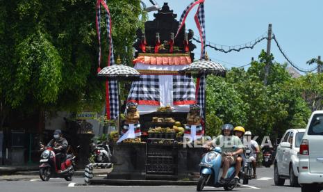 Pengendara melintas di kawasan Nusa Dua, Badung, Bali, Ahad (6/11/2022). Ribuan Jurnalis Liput KTT G20 di Bali