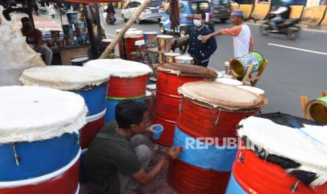 Pedagang bedug melayani pembeli di Jalan KH Mas Mansyur, Tanah Abang, Jakarta, Minggu (9/5/2021). Menjelang Hari Raya Idul Fitri 1442 H, pedagang bedug di sepanjang jalan tersebut mulai ramai menjajakan barang dagangannya dari harga Rp50 ribu hingga Rp1,2 juta tergantung jenis, bahan dan ukuran. 