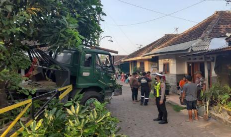 Ngeri! Truk di Pasuruan Melaju Tanpa Sopir: Seruduk Motor, Tewaskan Gadis