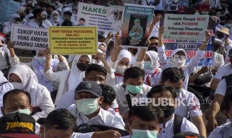 Sejumlah tenaga kesehatan honorer dari berbagai kota/kabupaten di Jawa Barat melakukan aksi di depan Gedung Sate, Jalan Diponegoro, Kota Bandung, Jumat (5/8/2022). Dalam aksi tersebut mereka meminta segera diangkat menjadi Aparatur Sipil Negara (ASN) serta mendesak PP No 49 tahun 2018 tentang Manajemen Pegawai Pemerintah dengan Perjanjian Kerja dihapus. Foto: Republika/Abdan Syakura