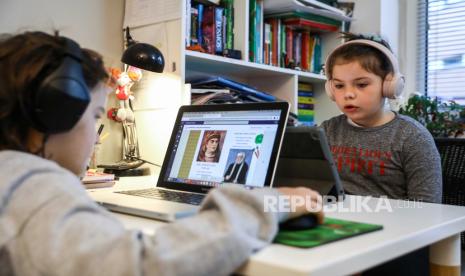 Anak-anak sekolah dasar belajar online dari rumah di Warsawa, Polandia, 9 November 2020, di tengah pandemi Covid-19. Bukan cuma anak sekolah dasar, semua kelompok umur meningkatkan waktu layar totalnya selama pandemi.