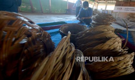 Kerajinan anyaman lidi sawit dari limbah sawit bisa menghasilkan berbagai produk seperti piring, parsel, dan sapu lidi hias. (ilustrasi)