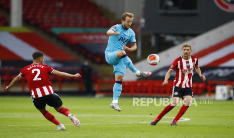 Striker Tottenham Hotspur, Harry Kane beraksi pada laga kontra Sheffield, dalam lanjutan Liga Primer Inggris 2019/2020, Jumat (3/7).