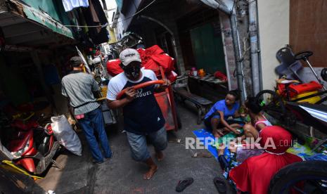 Warga menarik gerobak berisi paket bantuan sembako Presiden untuk didistribusikan di Bendungan Hilir, Tanah Abang, Jakarta, Rabu (14/10). Menteri Keuangan Sri Mulyani mendorong seluruh Kementerian/Lembaga (K/L) dan pemerintah daerah untuk segera merealisasikan program perlindungan sosial pada Januari 2021.