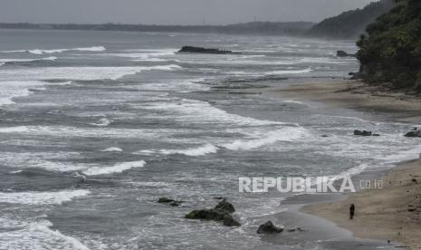 Pantai di Kabupaten Pangandaran, Jawa Barat. Dinas Pariwisata dan Kebudayaan (Disparbud) Provinsi Jawa Barat (Jabar) menyatakan reservasi hotel di Pantai Pangandaran, Kabupaten Pangandaran, untuk momentum libur akhir tahun 2020 menuju ke malam pergantian tahun baru 2021 meningkat.