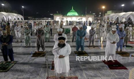 Umat Muslim melakukan sholat khusus yang disebut 