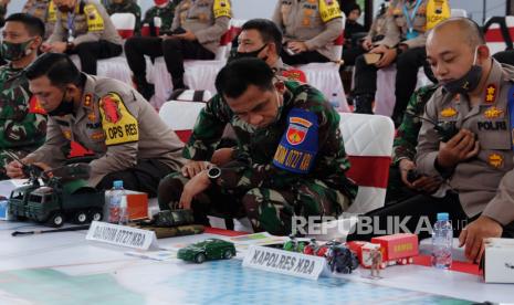 Personel jajaran Polres bersama Dandim se-Solo Raya mengikuti gladi Latihan Tactical Floor Game (TFG) dalam upaya Sistem Pengamanan Kota (Sispamkota) menghadapi keadaan yang gawat darurat  Konflik Sosial Dampak Wabah COVID-19 di aula gedung Warastratama, Solo, Selasa (2/6/2020). Kegiatan tersebut digelar agar personel polisi dan TNI dapat memahami tugas pokok, fungsi, dan perannya masing-masing dalam penanganan situasi di masa Pandemi COVID-19