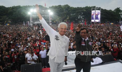 Calon presiden nomor urut 3 Ganjar Pranowo (kiri) bersama calon wakil presiden Mahfud MD (kanan) saat kampanye terbuka pasangan Ganjar-Mahfud bertajuk Hajatan Rakyat di Banyuwangi, Jawa Timur, Kamis (8/2/2024). Kampanye tersebut dihadiri puluhan ribu masyarakat yang mendukung pasangan Ganjar Pranowo dan Mahfud MD sebagai presiden dan wakil presiden dalam kontestasi pilpres 2024.