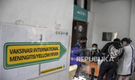 Warga berada di area Kantor Kesehatan Pelabuhan (KKP) Kelas II Bandung, Jalan Cikapayang, Kota Bandung, Kamis (29/9/2022). Kantor Kesehatan Pelabuhan (KKP) Kelas II Bandung menyediakan sebanyak 100 hingga 400 dosis vaksin meningitis per hari yang diprioritaskan bagi jemaah umroh yang berangkat pada 10-31 Oktober 2022. 