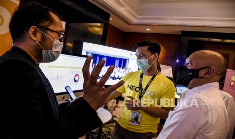 Menteri KUKM RI Teten Masduki (kanan) meninjau salah satu stan koperasi digital saat kunjungan kerja di Hotel Aryaduta, Kota Bandung, Kamis (19/11). Dalam kunjungan kerja tersebut Menteri KUKM RI Teten Masduki berkesempatan untuk mencanangkan Gerakan Inovasi dan Transformasi Digital Koperasi dan meluncurkan logo baru LPDB-KUMKM. Foto: Abdan Syakura/Republika