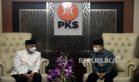 Presiden PKS Ahmad Syaikhu berbincang dengan Ketua Umum PPP Suharso Monoarfa saat silahturahim antara kedua partai di DPP PKS, Jakarta, Rabu (14/4). Pertemuan tersebut dalam rangka silaturahim kebangsaan sekaligus menyamakan pandangan terkait langkah-langkah politik yang memihak umat.