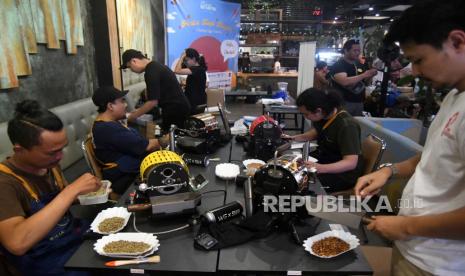 Sejumlah peserta mengikuti kompetisi menyangrai kopi saat Pesta Kopi Bogor di Hujan Rempah Restoran, Kota Bogor, Jawa Barat, Jumat (12/5/2023). Pesta Kopi Bogor yang diisi dengan pameran kopi dan berbagai kompetisi tersebut diikuti 150 peserta dari berbagai daerah di Indonesia dengan tujuan membangkitkan kembali industri kopi lokal Nusantara setelah sempat terkendala pandemi COVID-19.  