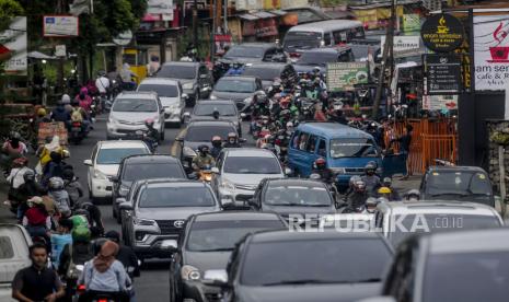 Suasana kepadatan kendaraan di jalur wisata Puncak, Cisarua, Kabupaten Bogor, Jawa Barat, Senin (28/2/2022). Tingginya volume kendaraan wisatawan saat libur Ira Miraj membuat terjadinya kepadatan kendaraan di jalur wisata Puncak sehingga harus diberlakukan sistem satu arah untuk mengurai kemacetan. Republika/Putra M. Akbar