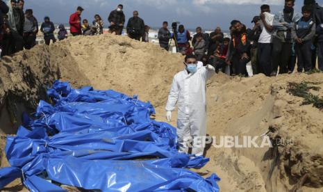   Warga Palestina menghadiri pemakaman massal orang-orang yang tewas dalam serangan Israel terhadap Khan Younis di Rafah, Jalur Gaza, Kamis, (7/3/2024).