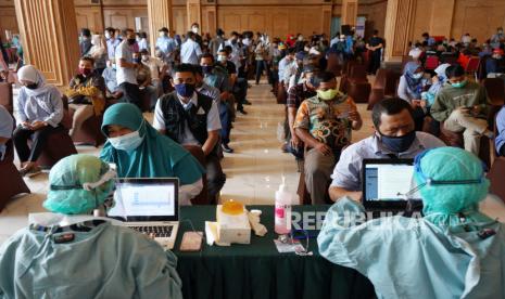 Petugas mendata peserta vaksin COVID-19 saat saat vaksinasi COVID-19 massal Aparatur Sipin Negara (ASN) di Sleman City Hall, Sleman, D.I Yogyakarta, Selasa (9/3/2021). Pemda Sleman menargetkan vaksinasi COVID-19 massal untuk sekitar 3.000 ASN kana selesai pada Rabu (10/3/2021). 