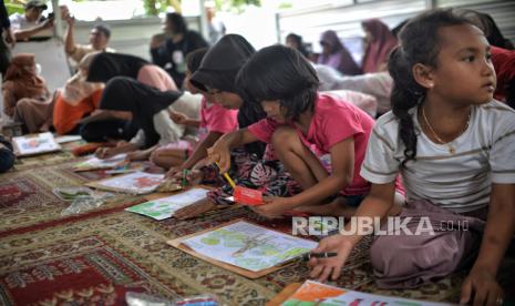 Anak-anak korban gempa Cianjur mengikuti kegiatan mewarnai  di pengungsian Desa Cibulakan, Cugenang, Kabupaten Cianjur, Jawa Barat. Wakil Ketua Komisi III Sahroni dukung KPK usut dugaan penyelewengan bantuan Cianjur.