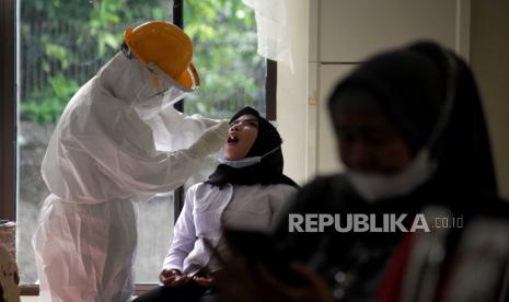 Seorang perempuan menjalani tes usap (swab test) gratis di Kabupaten Gowa, Sulawesi Selatan, Rabu (16/12/2020). Tim Penggerak Pemberdayaan Kesejahteraan Keluarga (TP PKK) Kabupaten Gowa memperingati Hari Ibu 2020 di tengah pandemi dengan melaksanakan tes usap gratis khusus untuk perempuan sebagai bentuk peran aktif PKK dalam menekan angka penularan COVID-19 di daerah itu. 