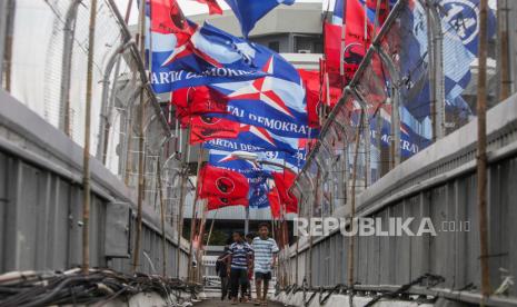 Alat peraga kampanye terpasang di jembatan penyeberangan orang di Jalan MT Haryono, Pancoran, Jakarta, Rabu (10/1/2024). Jelang masa tenang, peserta pemilu diminta turunkan sendiri APK masing-masing.