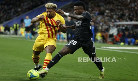 Adama Traore (kiri) dari FC Barcelona beraksi melawan Vinicius Junior (kanan) dari Real Madrid selama 