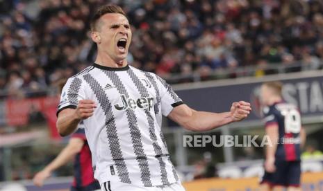 Penyerang Juventus Arkadiusz Milik melakukan selebrasi setelah mencetak gol 1-1 pada pertandingan sepak bola Serie A Liga Italia antara Bologna dan Juventus, di Bologna, Italia, Senin (1/5/2023) dini hari WIB.