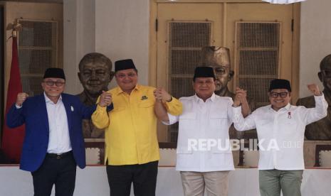 Ketua Umum Partai Amanat Nasional (PAN) Zulkifli Hasan, Ketua Umum Partai Golkar Airlangga Hartarto, Ketua Umum Partai Gerindra Prabowo Subianto dan Ketua Umum Partai Kebangkitan Bangsa (PKB) Muhaimin Iskandar (dari kiri) berjabat tangan saat deklarasi dukungan Pilpres 2024 di Museum Perumusan Naskah Proklamasi, Jakarta, Ahad (13/8/2023). Partai Golkar, Partai Amanat Nasional (PAN), dan Partai Kebangkitan Bangsa (PKB) berkoalisi bersama Partai Gerindra sekaligus mendeklarasikan Prabowo Subianto sebagai calon presiden pada Pemilu 2024