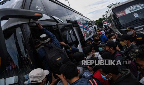 Pemudik antre menaiki bus dalam mudik gratis. (Ilustrasi)