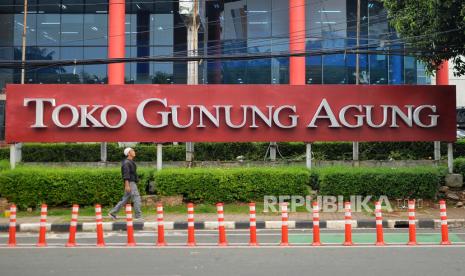 Suasana Toko Buku Gunung Agung, Jakarta, Senin (22/5/2023). Toko Agung merupakan salah satu perintis toko buku dan alat tulis di Indonesia yang sudah berdiri sejak tahun 1953. Akibat dari kerugian operasional yang berdampak pada perusahaan,  PT GA Tiga Belas atau Toko Buku Gunung Agung berencana akan menutup semua tokonya pada akhir tahun ini. Saat ini Toko Buku Agung tersisa hanya lima toko yang tersebar di beberapa daerah seperti Surabaya, Gresik, Magelang, Bogor, Bekasi dan Jakarta.