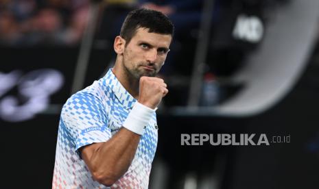 Novak Djokovic dari Serbia bereaksi selama Final Tunggal Putra melawan Stefanos Tsitsipas dari Yunani pada turnamen tenis Australia Terbuka 2023 di Melbourne, Australia, Ahad (29/1/2023).Novak Djokovic of Serbia reacts during the Men’s Singles Final against Stefanos Tsitsipas of Greece at the 2023 Australian Open tennis tournament in Melbourne, Australia, 29 January 2023.  